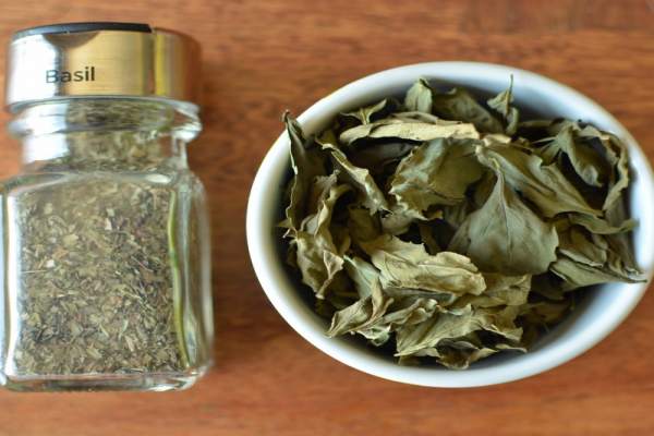 dried basil in jar and cup1